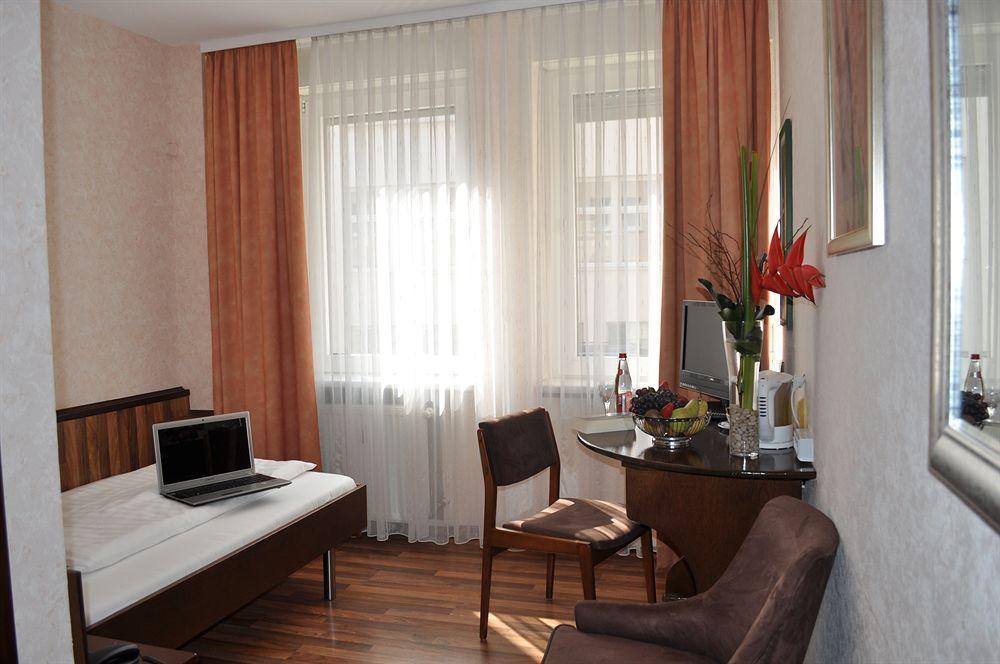 Hotel Astoria Франкфурт на Майн Екстериор снимка
